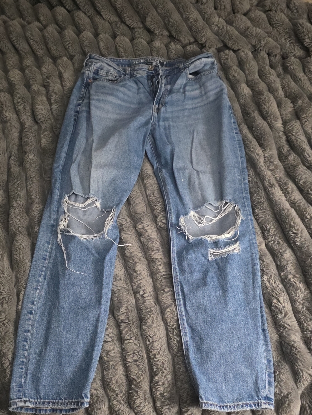 American Eagle High-Waist Ripped Mom Jeans - Blue